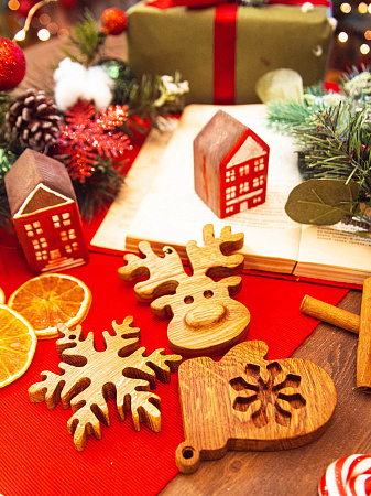 Новогодний набор из 3-х деревянных ёлочных игрушек из дуба Варежка Снежинка Мордочка Оленя от Мастерской уюта CandleKraft